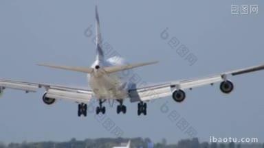 飞机波音降落在巴塞罗那机场大型客机降落